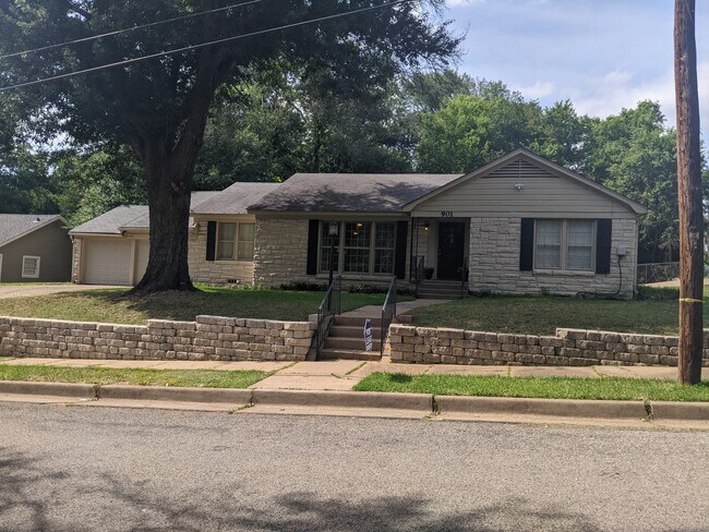 Foto del edificio - 901 N Azalea Dr