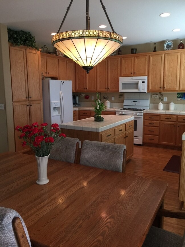 Foto del edificio - Spacious two-story home featuring 4 bedrooms and 3 full bathrooms (1 bedroom and 1 bathroom downs...