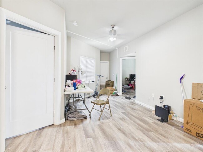 Building Photo - 911 W 22nd St