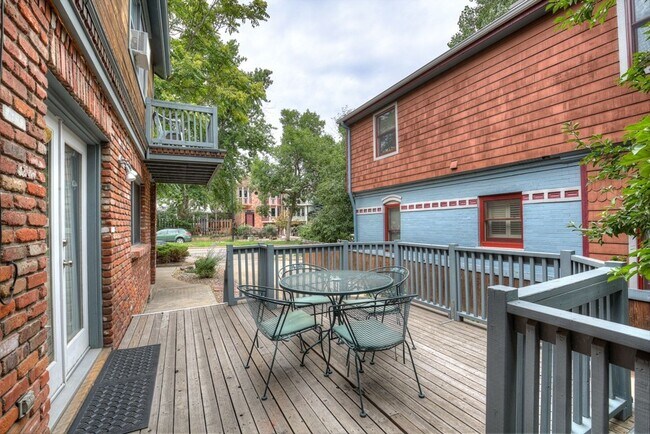 Foto del edificio - 3 Bedroom Townhome Steps from Downtown Bou...