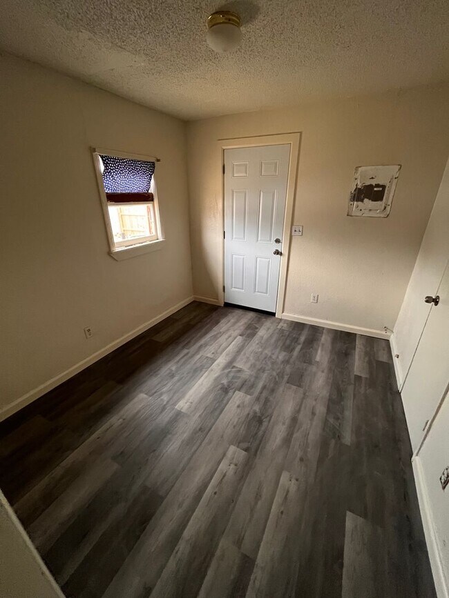 Building Photo - Move in ready!