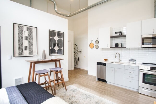 Foto del edificio - Sleek & Modern Studio w/Condo-Grade Finishes + Patio!