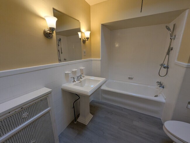 Building Photo - Large Home - LaSalle University