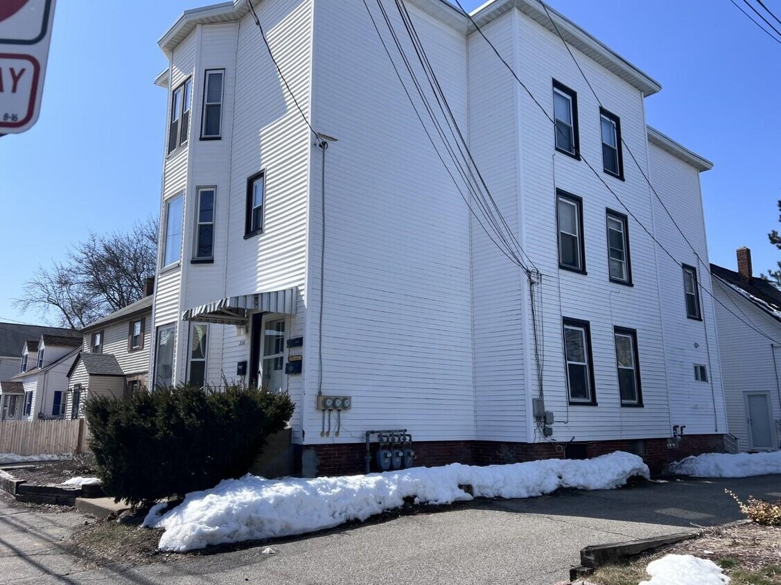 236 Jewett St Unit 1, Manchester, NH 03103 Room for Rent in