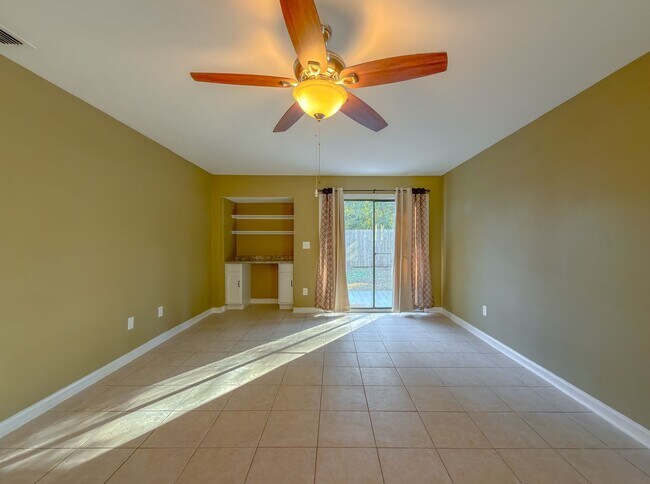 Foto del edificio - LOVELY & Modern NW 2/1 w/ New Flooring & Huge Privacy Fenced Yard that Inc Lawn Maintenance! Avai...