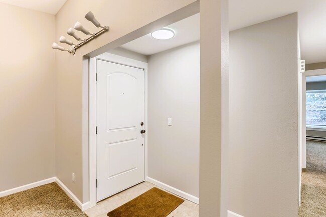 Foto del edificio - AVAILABLE AUGUST 1, 2026 >> Stunning 2BR/2BA Condo For Rent in Bellevue!! W/S/G Included!!!