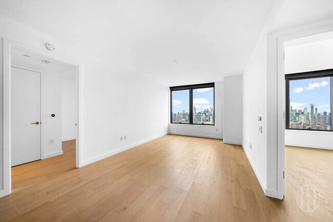 Building Photo - 3 Ct Square W