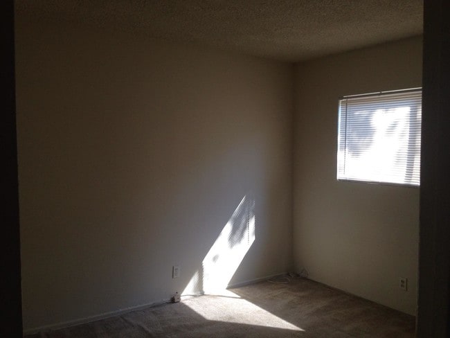 Building Photo - 24816 Newhall Ave