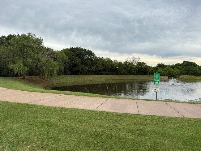 Foto del edificio - 3 bedroom + office  or 4th bedroom, storm shelter, neighborhood pond and walking track!