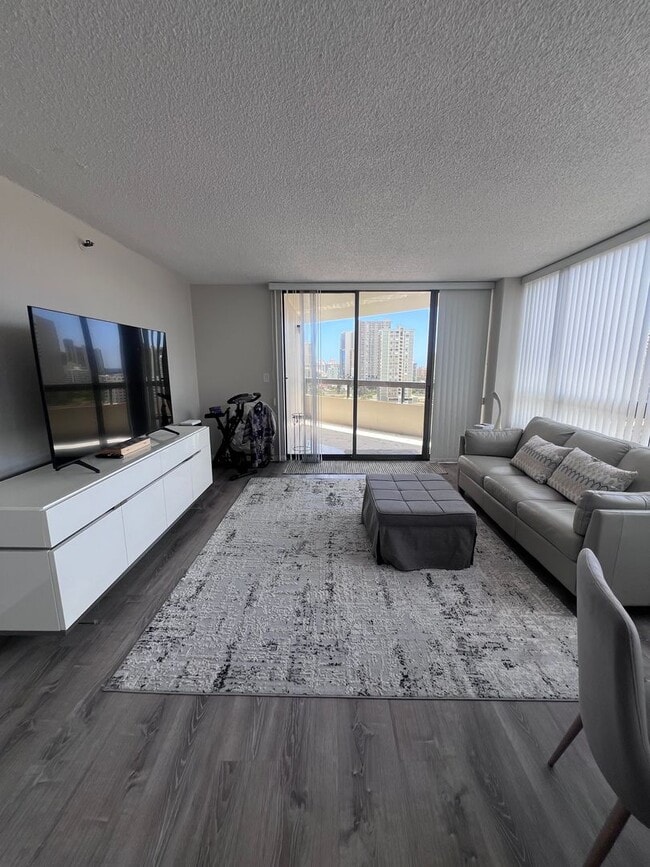 Building Photo - 2 Bedroom, 2 Bath, 2 Parking, AC at Iolani Court Plaza