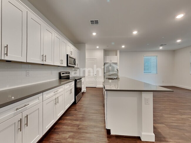 Building Photo - 136 Charmante Tulip Ln