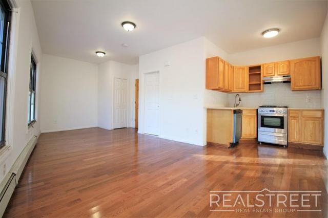 Foto principal - 0 bedroom in BROOKLYN NY 11233