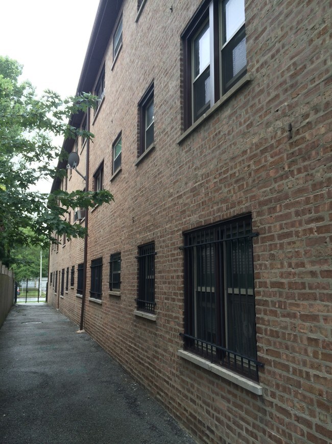Building Photo - 7661 S Coles Ave