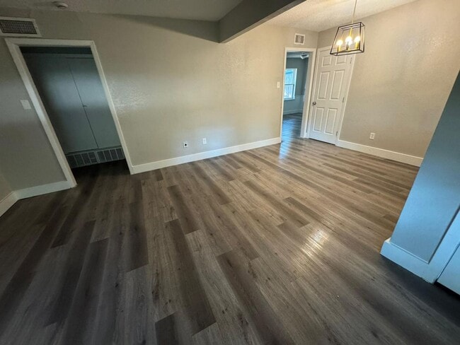 Building Photo - 3160 Chatsworth Dr