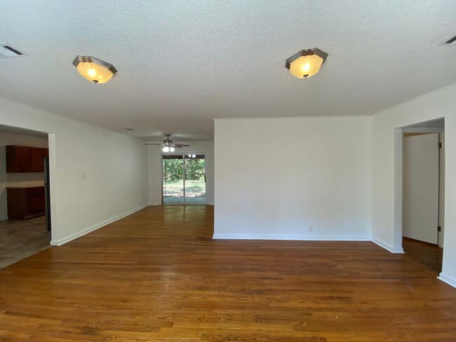 Building Photo - Mid Century Modern 3 Bed House- Walking Di...