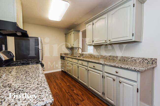 Building Photo - 4104 Middle Dr
