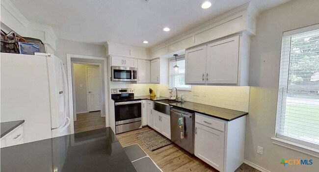 Foto del edificio - 323 Cardinal Dr