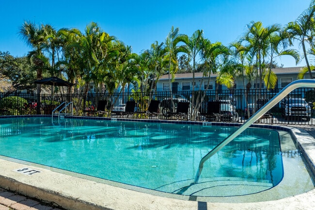 Piscina - The Apartments at Oak Creek