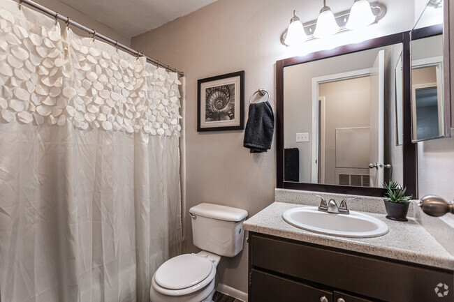 1BR, 1BA - 689SF Bathroom - Alamo Estates