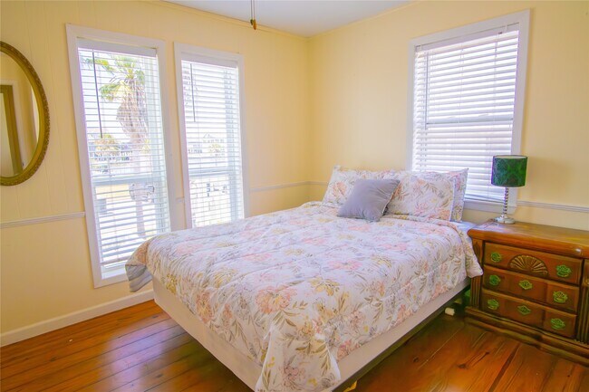 Building Photo - 3927 Mason Dr