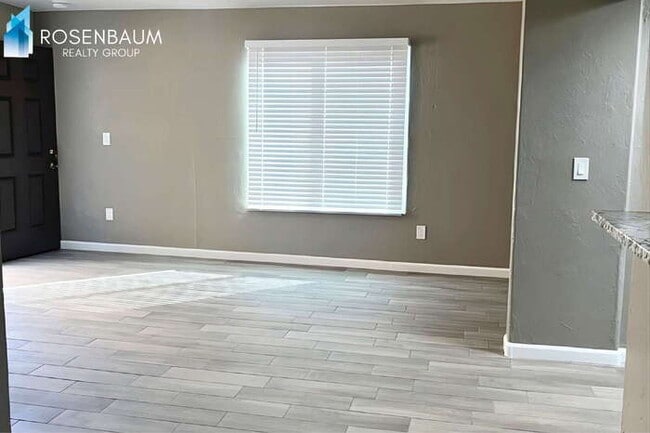 Foto del edificio - 2145 N Bell Ave