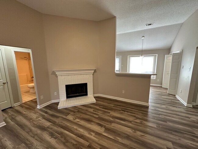 Foto del edificio - Move In Ready! Fresh Paint! Fridge Included! Split Bedroom Floor Plan! Fenced In Backyard!