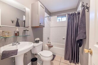 Building Photo - 305 N Ennis St