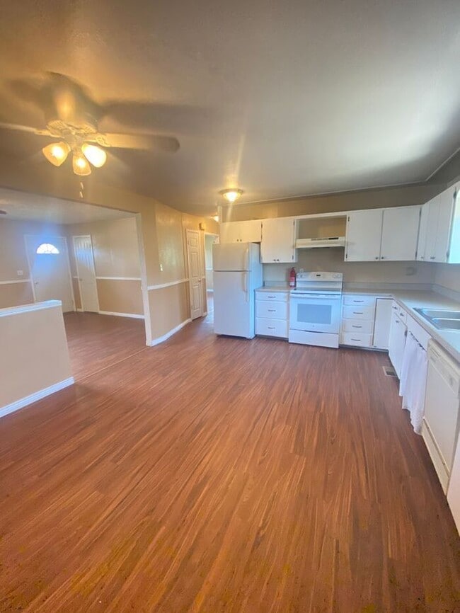 Building Photo - 2 Bedroom plus 3 Non-Conforming Rooms, 2 B...
