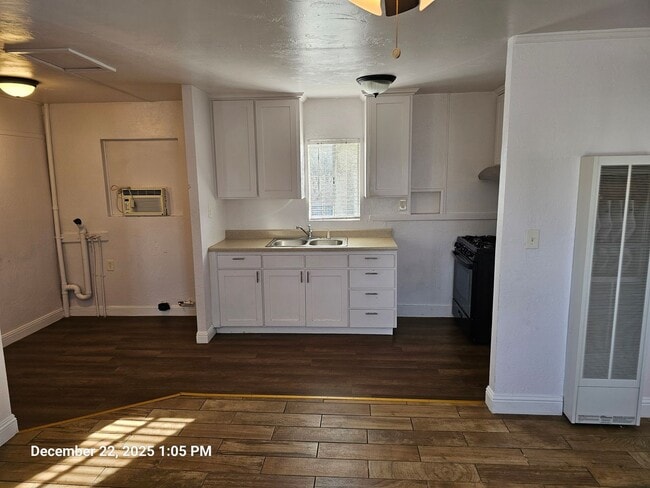 Building Photo - 527-537 E San Joaquin Ave