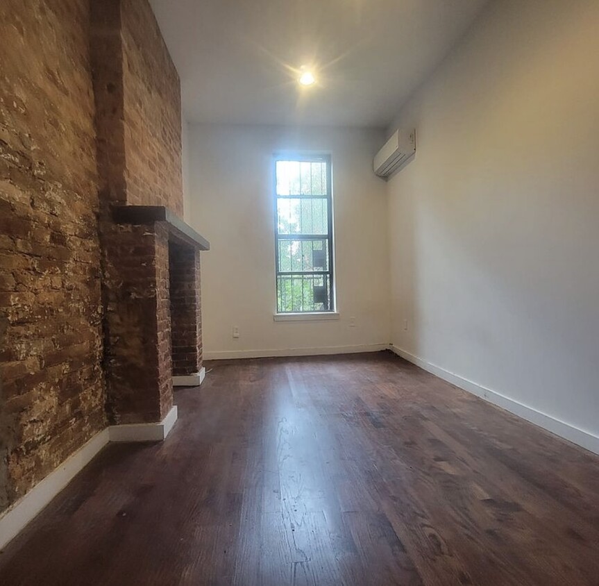 Foto principal - 308 Tompkins Ave