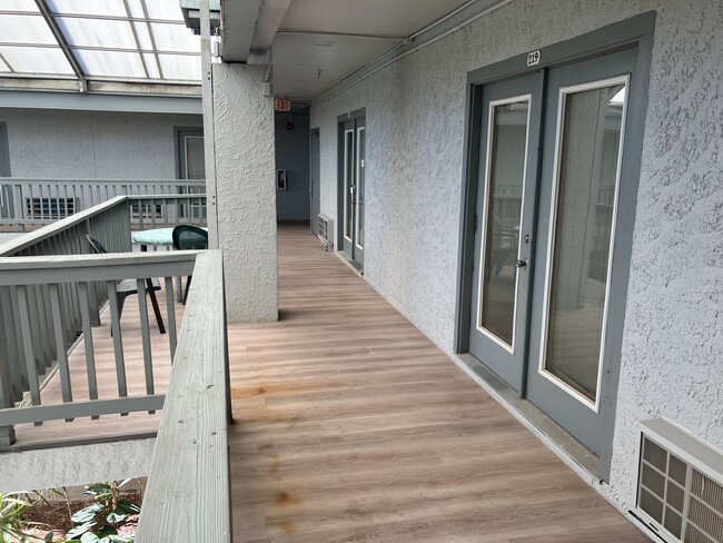 Foto del edificio - 14825 Windward Dr