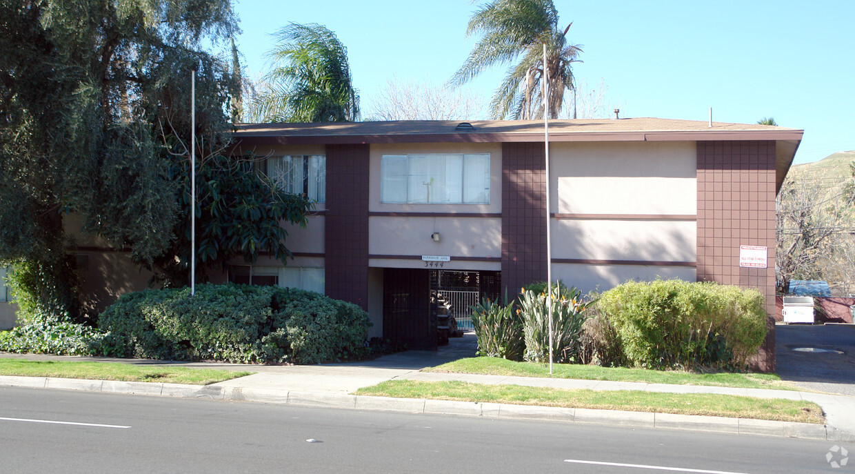 Primary Photo - Parkwood Apartments