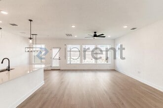 Building Photo - Unit B