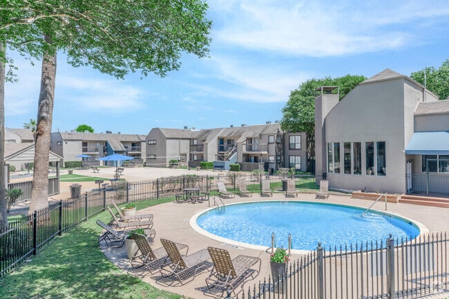 Pool - Woodchase Apartments