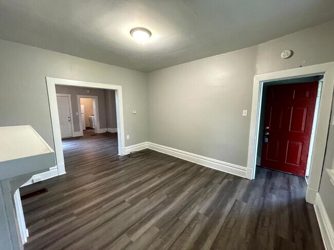 Lovely two bedroom, 1 bathroom Townhome on... - Lovely two bedroom, 1 bathroom Townhome on...