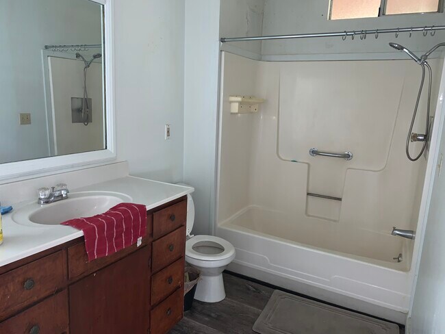 Full bath - 2205 Redwood Ave