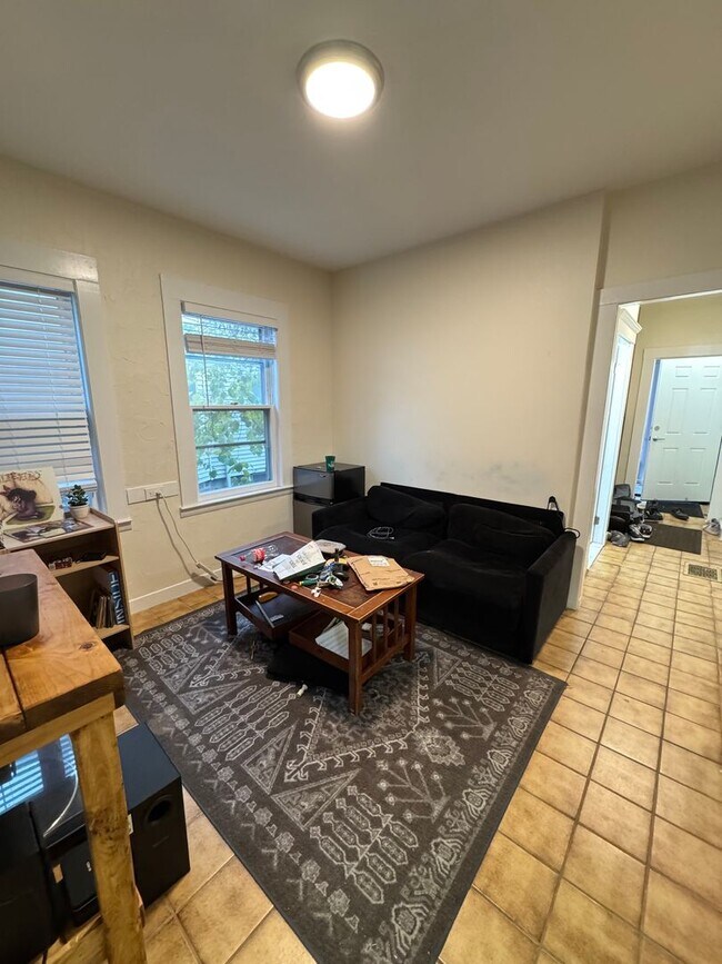 Foto del edificio - Single-Family House in Allston, In-Unit Laundry, Porch, Central Heat/AC, Parking, Eat-in Kitchen