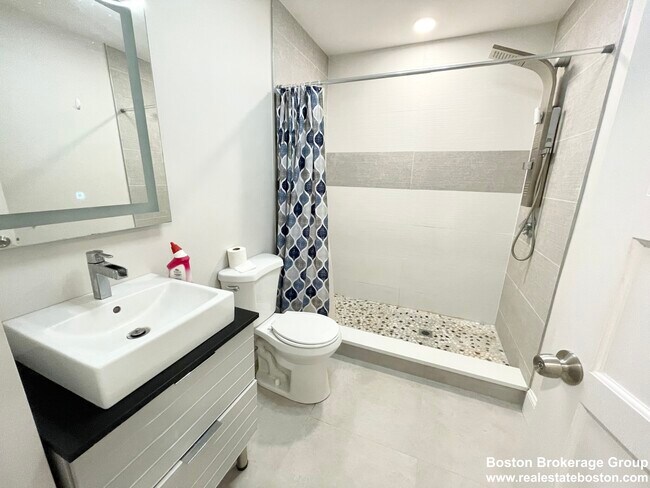 Foto del edificio - 205 E Cottage St
