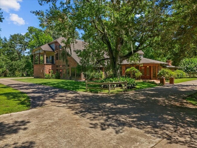 Foto del edificio - 3415 Bayou Dr E