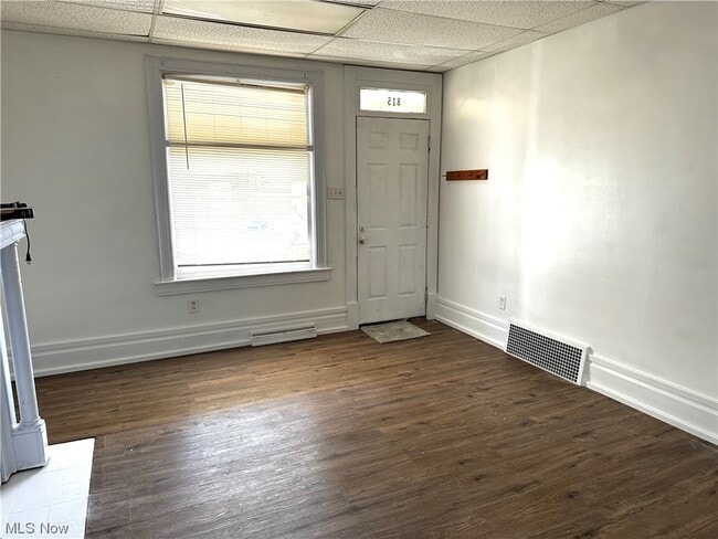 Building Photo - 815 Chester Ave