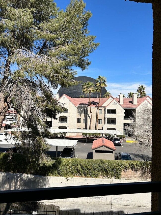 Building Photo - Bright & airy fully furnished condo at the...