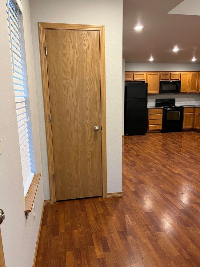 Building Photo - 3 bedroom, 2 bathroom, 2 car garage duplex...