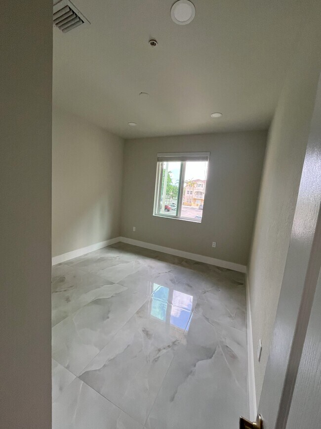 Foto del edificio - 8906 W Flagler St