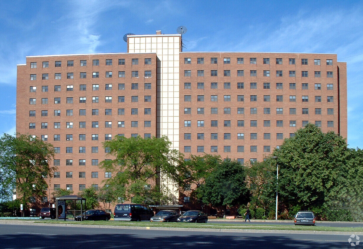 Vista desde el otro lado sudoeste de Sixth Street - Jackson Towers