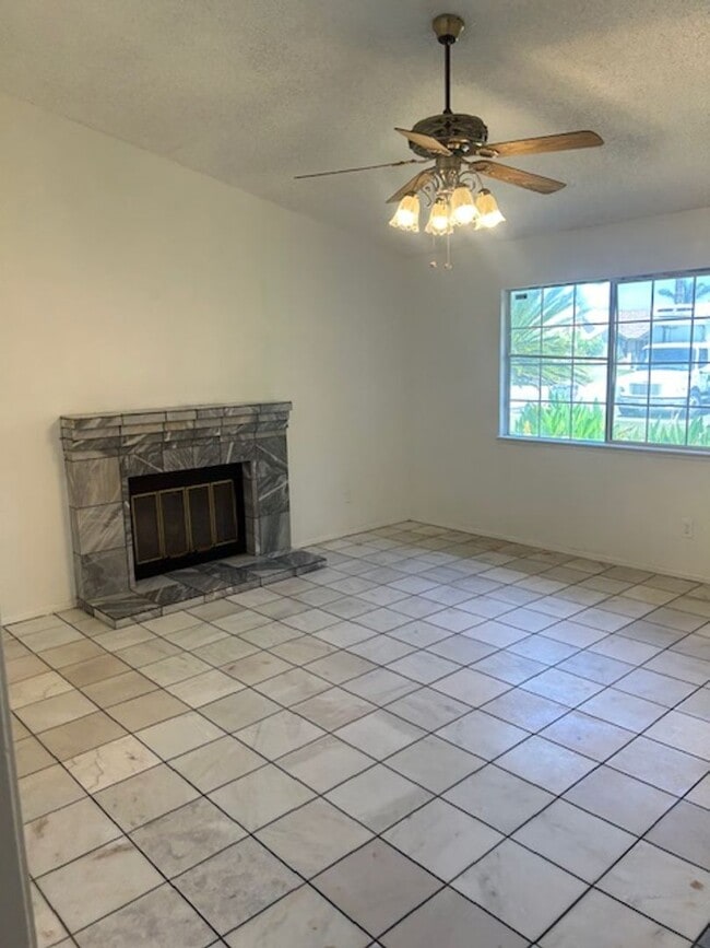 Foto del edificio - Charming Home in 93307!