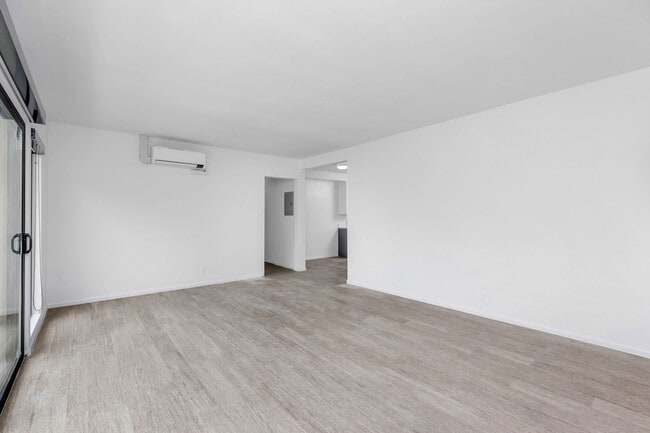 Building Photo - 2033 N Beachwood Drive