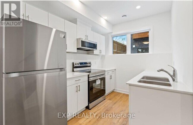 Photo du bâtiment - 781 Clare Ave