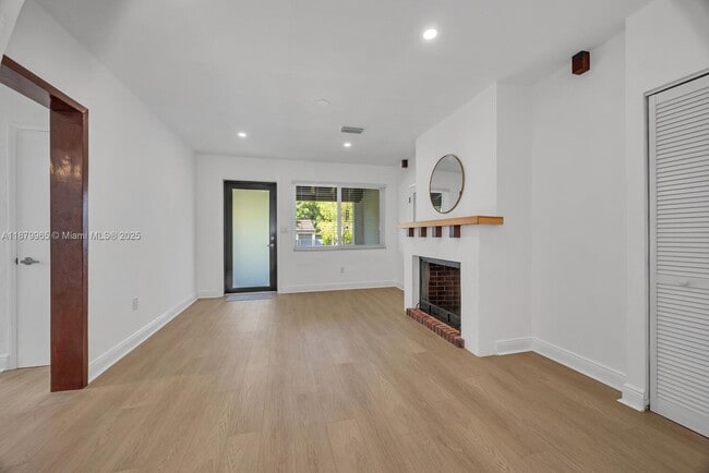 Foto del edificio - 211 SW 22nd Rd