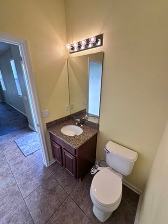 Building Photo - Stylish 3BR Townhome with Garage & Walk-In Closet