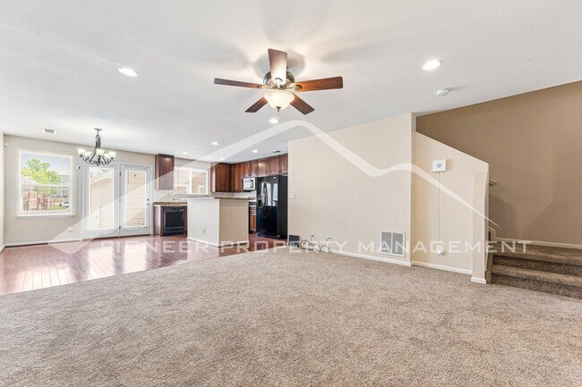 Foto del edificio - Charming Townhome with 1 Car Garage and Central A/C